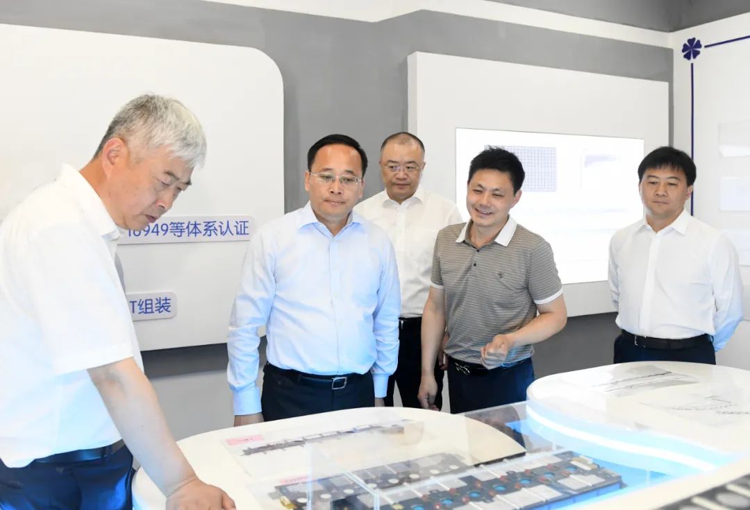 顾坤调研推进新一代信息技术产业高质量发展工作